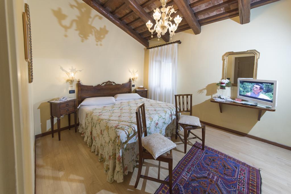 מירה Hotel La Rescossa מראה חיצוני תמונה