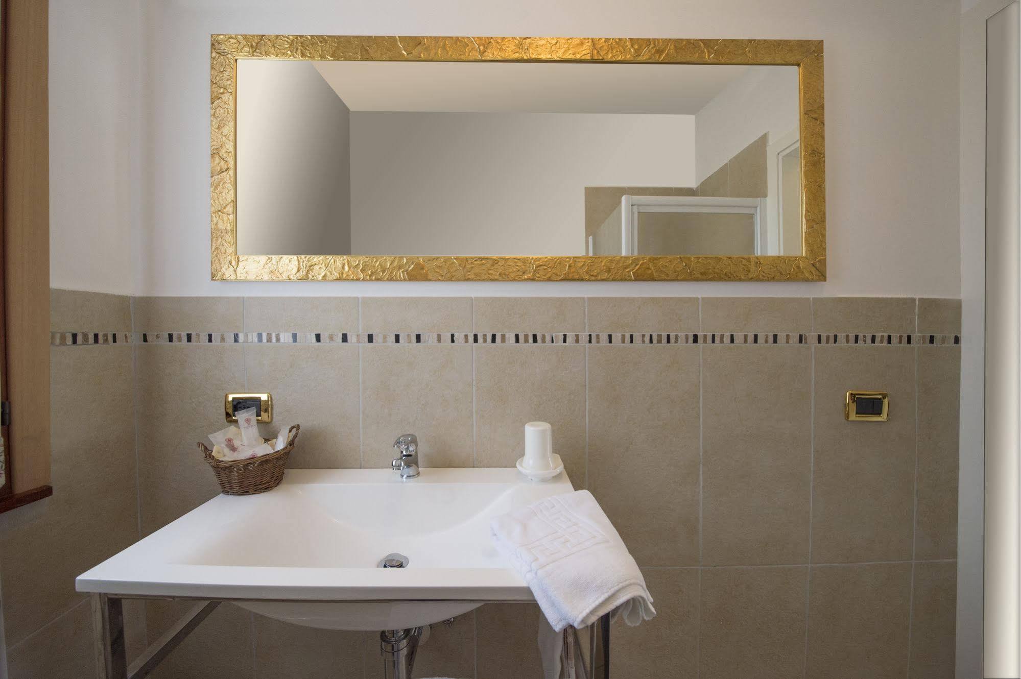 מירה Hotel La Rescossa מראה חיצוני תמונה